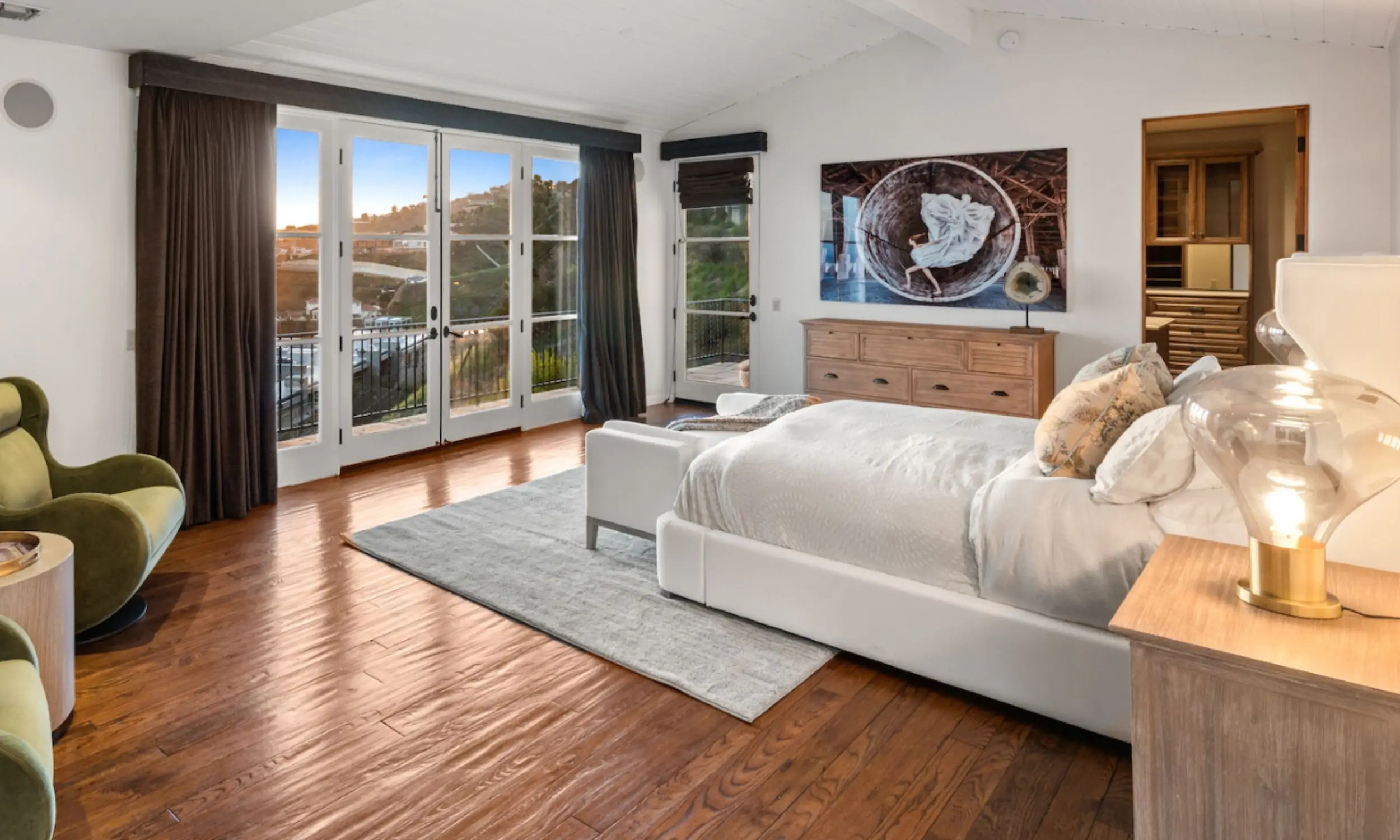The image depicts a comfortable private room in a luxury medical detox facility, featuring warm lighting that creates a soothing atmosphere. This space is designed to support individuals undergoing drug addiction treatment and recovery, providing a tranquil environment for ongoing therapy and support from chemical dependence in an upscale luxury rehab facility.